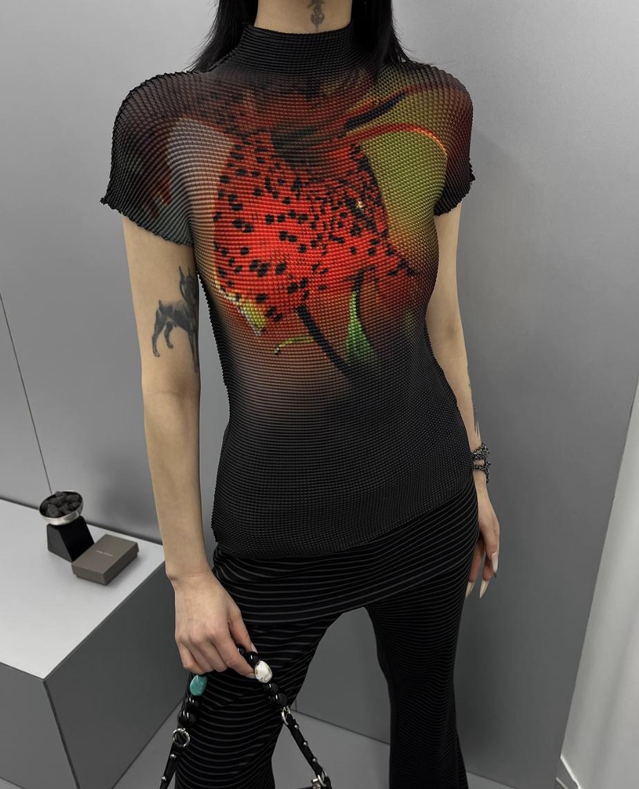 Kei Stretchy Pleats Graphic Mockneck-korean-fashion-Mockneck-Kei's Closet-OH Garments